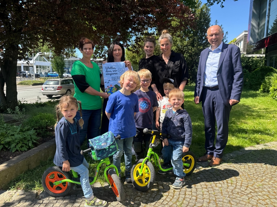 Gemeinsam stark: Stefanie Konrad, Leiterin der KiTa Pusteblume, Susanne Michels, Leiterin der KiTa Bentlakestraße, Praktikantin Kathrin Hartung, Heike Menke, Leiterin der Regenbogen Kitas, gemeinsam mit Schirmherrn und Landrat Christoph Rüther (v.l.) sowie sportlichen Kindern aus dem Stadtgebiet Salzkotten.